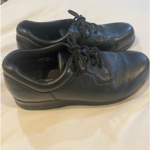 DREW black leather 9M tie shoes
